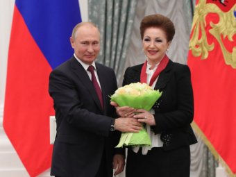 СМИ: Путин наградил акушерку, ответственную за роды Кабаевой
