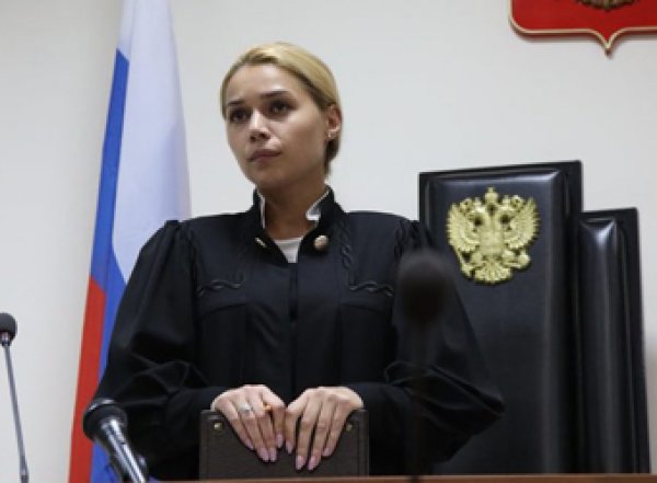 В Москве судью группировки "Нового величия" вынудили уволиться за откровенное фото