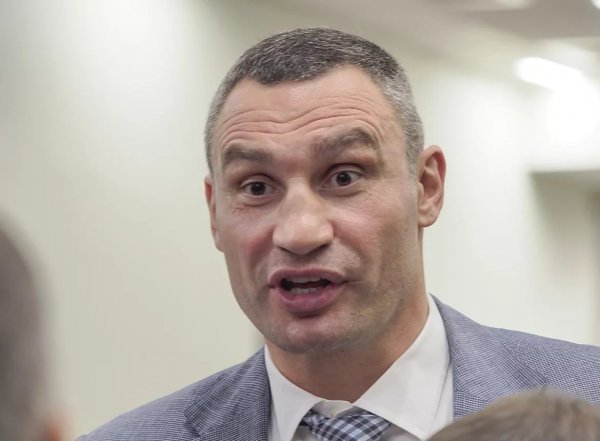 Треснувший спустя сутки после открытия мост разозлил Виталия Кличко (ВИДЕО)