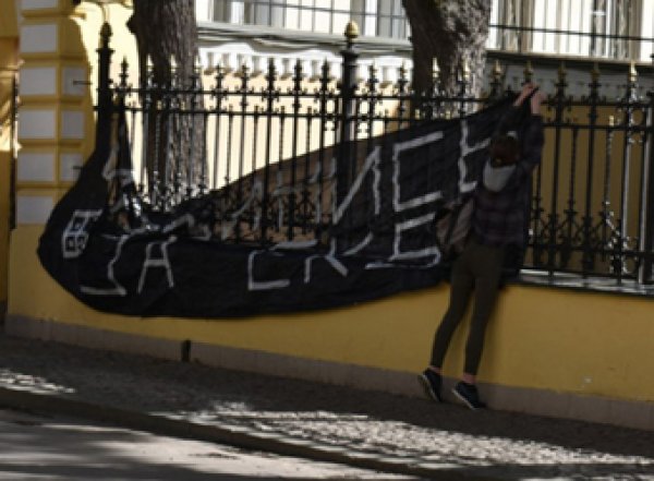 После акции "Извинись за Екб" домой к активистке нагрянула полиция (ФОТО)