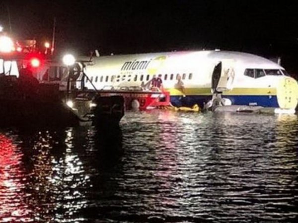 В США пассажирский Boeing 737 упал в реку