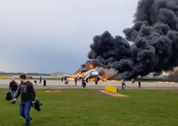 Авиакатастрофа в Шереметьево унесла жизни 41 человека: жуткое видео с борта SSJ-100 появилось в Сети