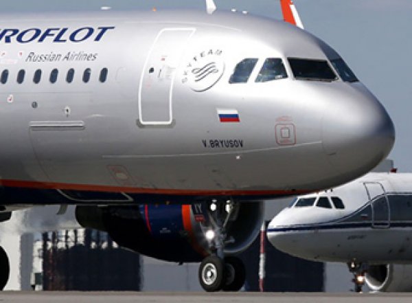 В Новосибирске пассажир ворвался в самолет и избил пилотов
