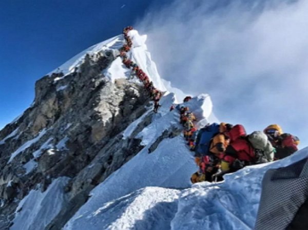 Смертельная "пробка" на Эвересте унесла жизни 10 альпинистов