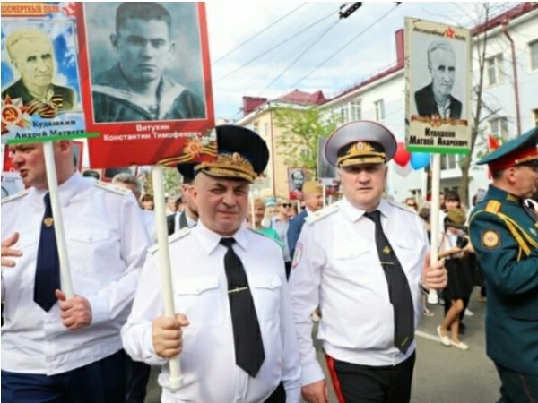 В Мордовии глава МВД, прокурор и епископ пронесли в "Бессмертном полку" фото одного и того же ветерана