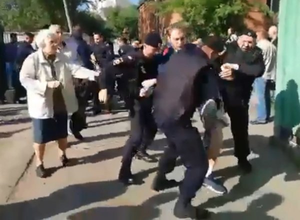В Москве полиция жестко разогнала противников застройки сквера: не пожалели даже 90-летнюю пенсионерку
