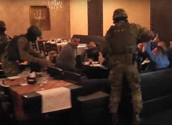 Бойцы СОБР "накрыли" в кафе сходку вора в законе и "смотрящих" за регионами (ВИДЕО)