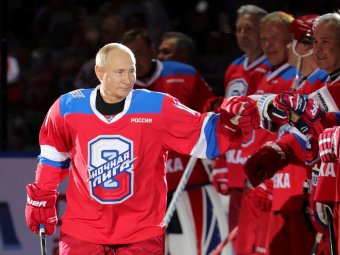 Путин побил личный рекорд, забросив 10 шайб в матче НХЛ. А потом упал, запнувшись о ковер (ВИДЕО)