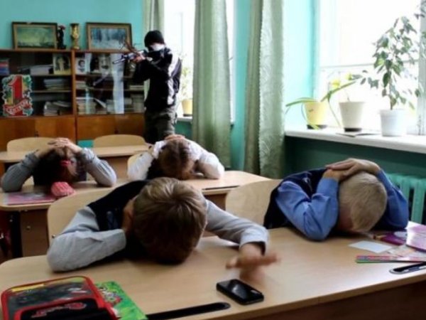 В Казани подросток взял в заложники целый класс: опубликовано видео с места ЧП