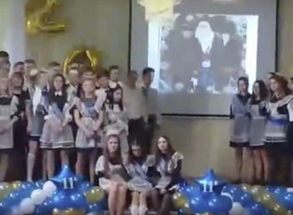 В Омской школе на голову детям обрушился потолок (ВИДЕО)