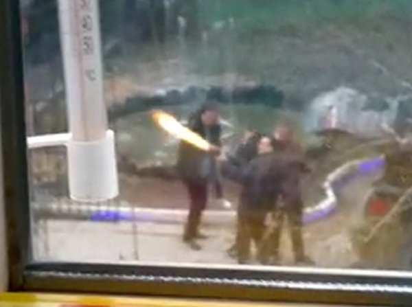 В Сети разгорелся скандал из-за видео со стрельбой уральского депутата из автомата во дворе дома