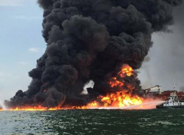 СМИ: в порту ОАЭ взорвались семь нефтяных танкеров