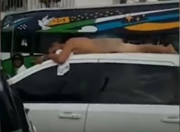 Жена жителя Колумбии возила неверного мужа голым на крыше авто (ВИДЕО)