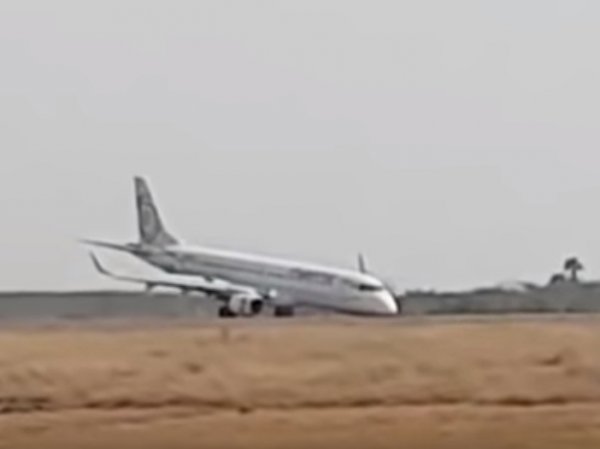 В Сети опубликовали видео посадки пассажирского самолета в Мьянме без шасси