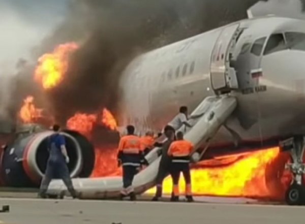 СМИ рассказали об ошибках пилотов сгоревшего в Шереметьеве SSJ-100
