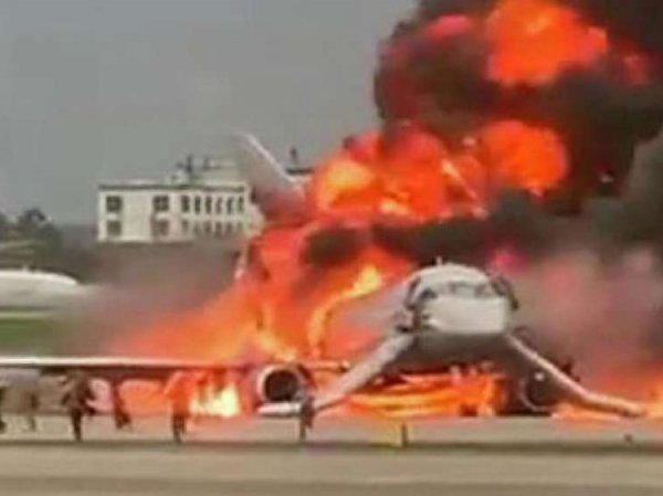 "Тихо ты, успокойся!": в Сети появились страшные кадры из салона горящего самолета в Шереметьево