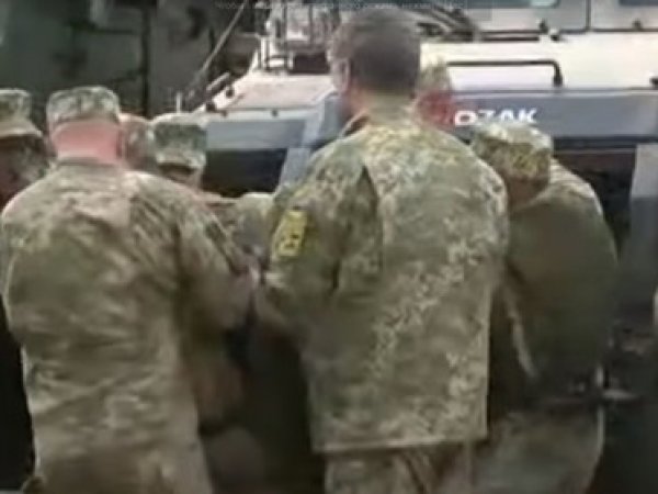 Упавшая в обморок во время выступления Порошенко военнослужащая попала на видео