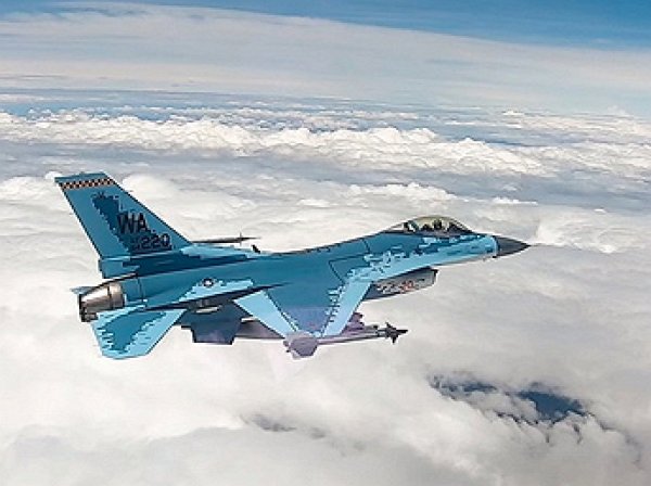 Американцы перекрасили истребитель F-16C в "цифровой" камуфляж Су-57 (ВИДЕО)