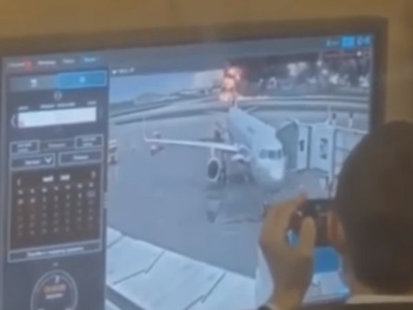 "Сел с огоньком!": сотрудники Шереметьево смеялись над посадкой горящего Superjet 100