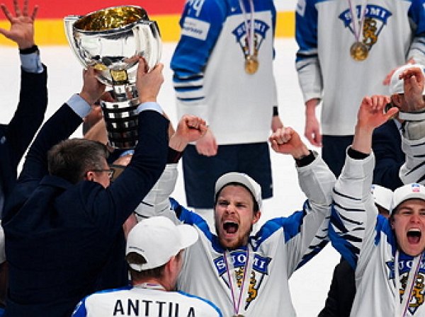Хоккеисты сборной Финляндии сломали кубок чемпионов мира