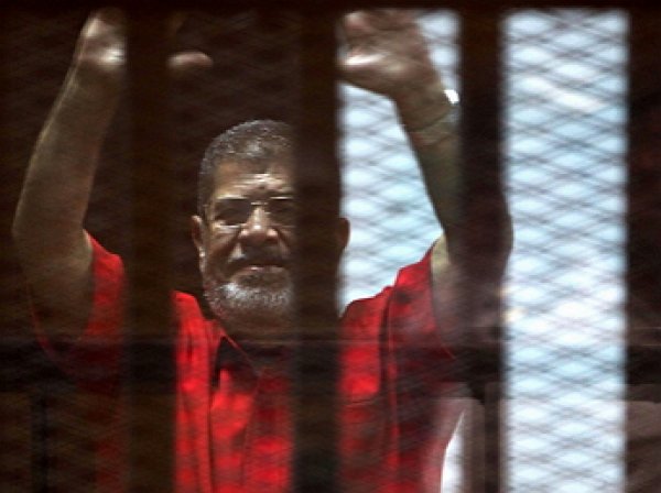 Пожизненно осужденный экс-президент Египта умер в суде