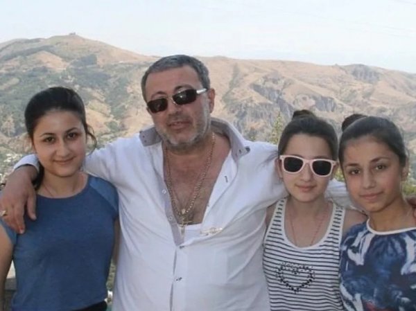 "Он может делать с нами все, что захочет": СМИ узнали, как Михаил Хачатурян издевался над дочерьми