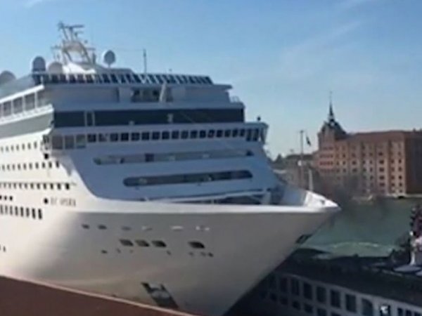 В Венеции круизный лайнер протаранил прогулочное судно и причал (ВИДЕО)