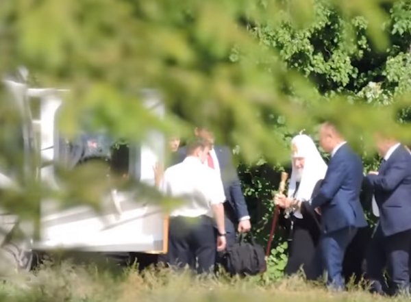 Видео, как патриарх Кирилл садится в вертолет в Сергиевом Посаде, обсуждают в Сети