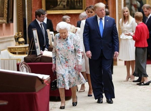 Трамп оконфузился, не узнав свой подарок для Елизаветы II (ФОТО, ВИДЕО)