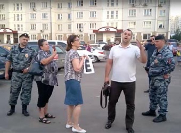 "Больше трех не собираться: в Москве полиция разогнала жителей, записывающих видео на прямую линию с Путиным