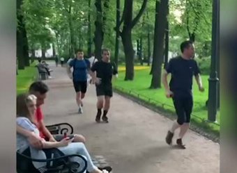 Крепенькие ножки: бегущий по Петербургу Саркози попал на видео