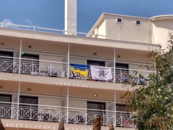 "Акт агрессии": в Греции из отеля выгнали украинцев за вывешенные флаги