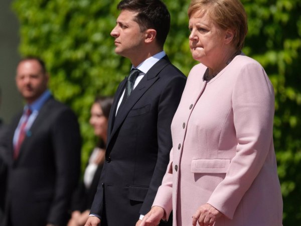 "Не по-мужски": Зеленского осудили за равнодушие к бьющейся в конвульсиях Меркель (ВИДЕО)