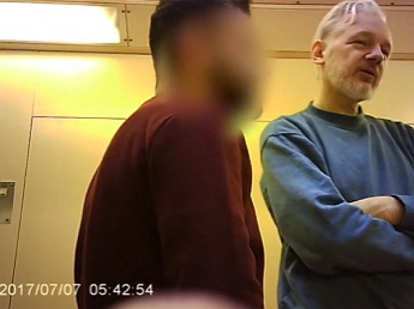В Сети появилось видео с Ассанжем в британской тюрьме