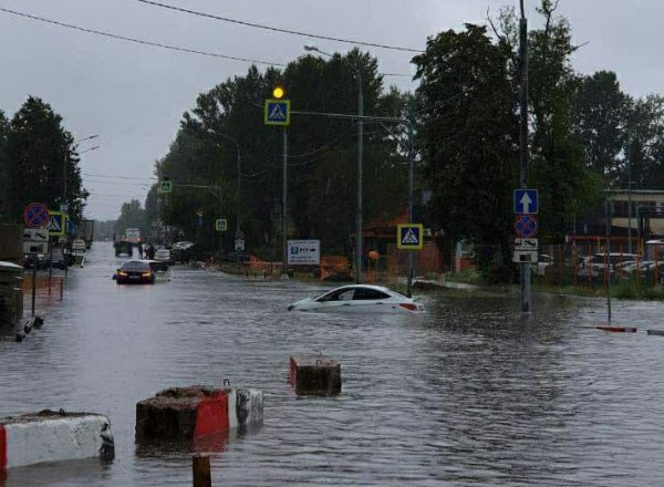 Потоп в Шереметьево 28 июня: пилоты идут к самолетам босиком, людей перевозят в грузовиках (ФОТО, ВИДЕО)