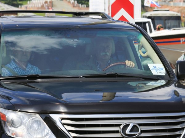 "Полнейший бред": Якубович отказался извиняться за езду по тротуарам на Lexus