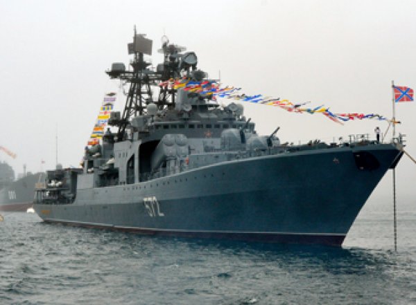Едва не столкнулись: в Восточно-Китайском море американский крейсер "подрезал" российский корабль
