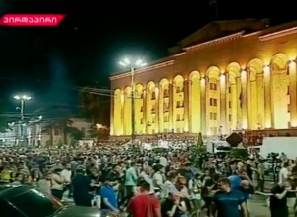 В Тбилиси начался штурм парламента: российские дипломаты под охраной покинули здание (ВИДЕО)