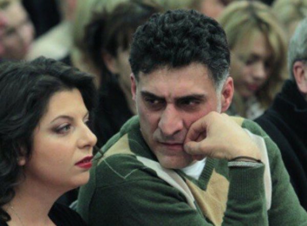 "Хамки необразованные и истерички": мужа Симоньян взбесила выходка оппозиции