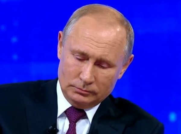 СМИ узнали содержание записки, за потерю которой стыдно Путину