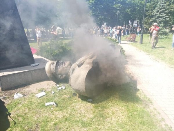 Зеленский отреагировал на снос памятника Жукову в Харькове