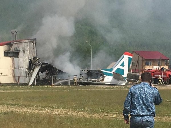Крушение самолета в Нижнеангарске: Ан-24 в Бурятии выехал за пределы ВПП - пилоты погибли (ФОТО, ВИДЕО)