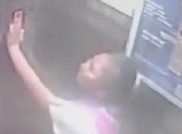 Девятилетняя девочка пролетела 18 этажей на лифте и осталась жива (ВИДЕО)