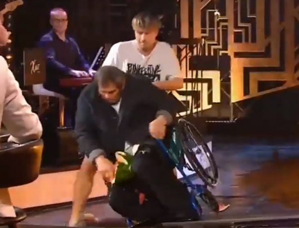 "Мерзкий цирк": Алибасов не узнал Малахова и выпал из инвалидного кресла в эфире "России 1"