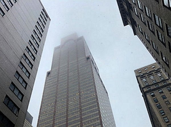 В Нью-Йорке вертолет врезался в небоскреб, есть погибшие