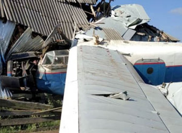 Легкомоторный самолет рухнул на жилой дом в Чечне