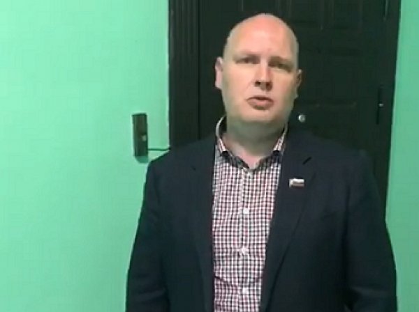 «Подумай»: кандидату в Мосгордуму угрожают расправой, оставив под дверью медведя без головы