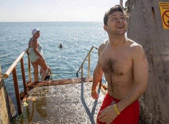 Приехавший на границу с Крымом Зеленский полез в воду в красных труселях (ВИДЕО)
