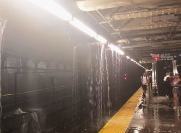 Страшные ливни в Нью-Йорке затопили улицы и станции метро (ВИДЕО)
