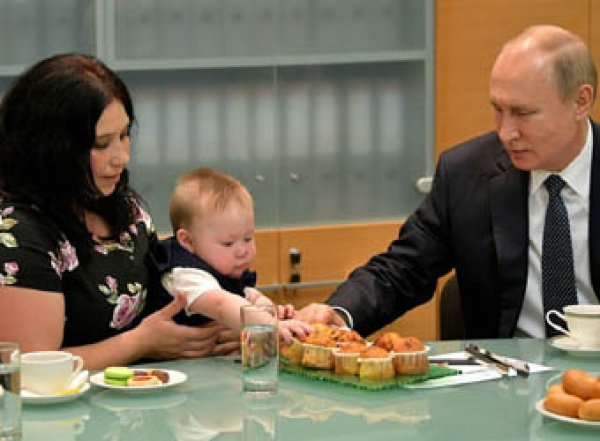 "Кусай! Молодец!": Путин покормил с рук карапуза (ВИДЕО)